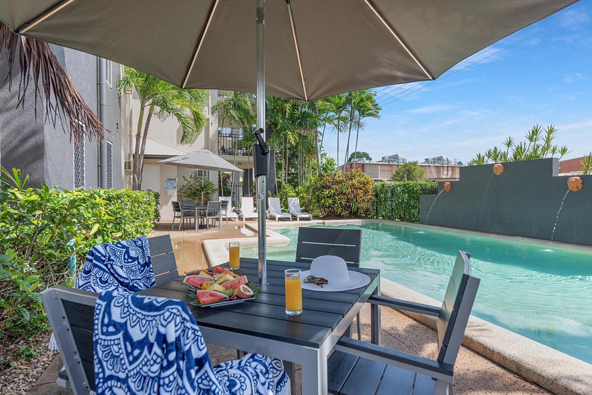 Bay Village Tropical Retreat & Apartments Cairns Eksteriør billede