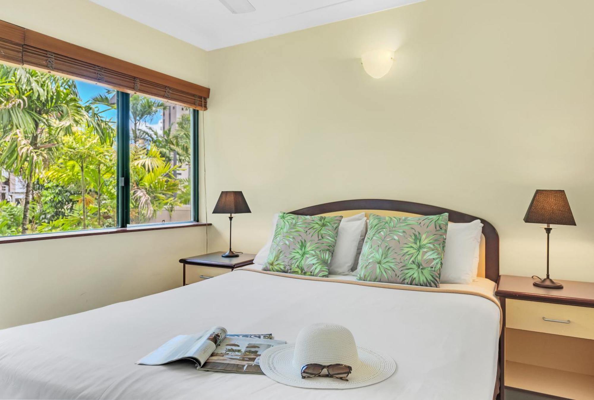 Bay Village Tropical Retreat & Apartments Cairns Eksteriør billede