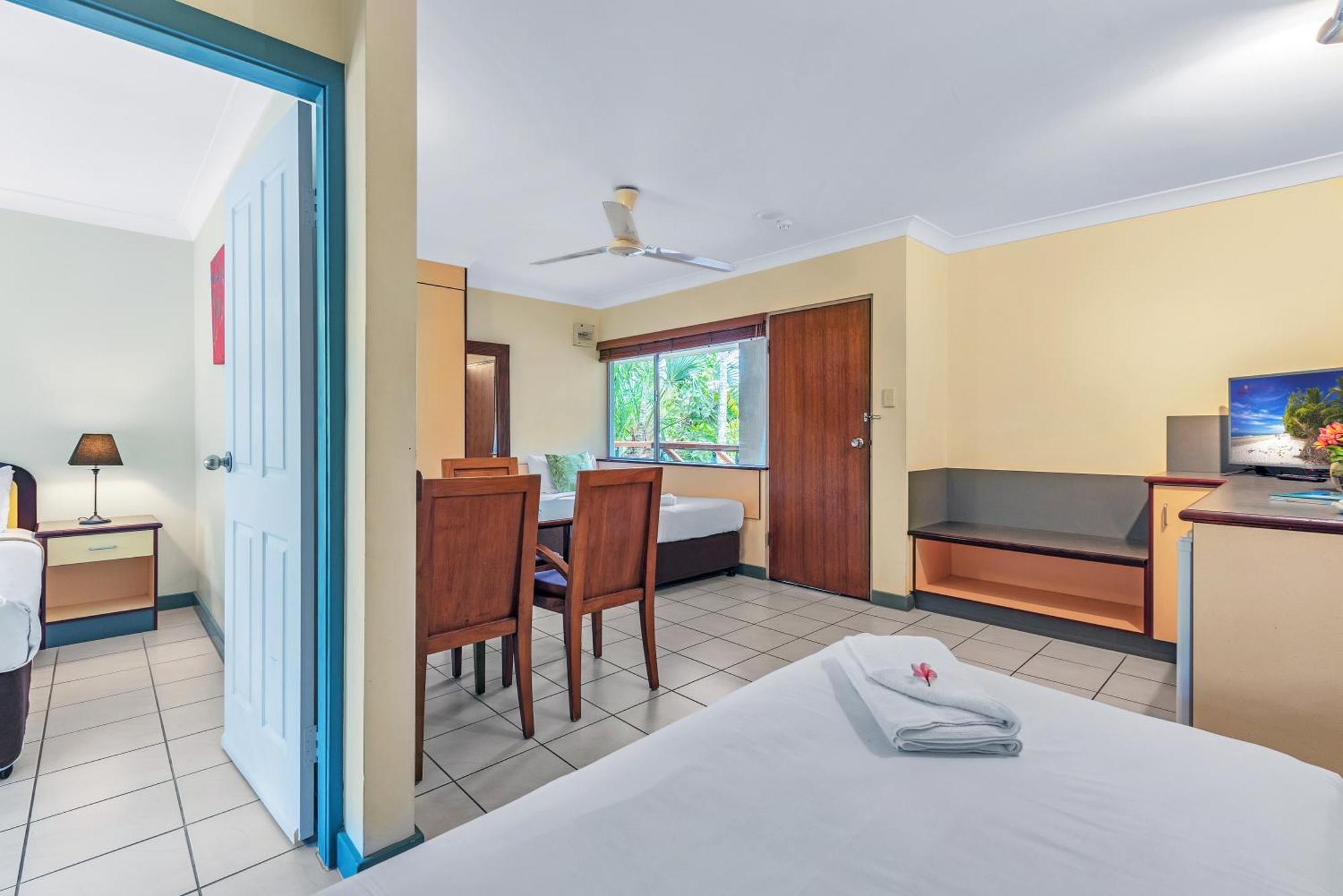 Bay Village Tropical Retreat & Apartments Cairns Eksteriør billede