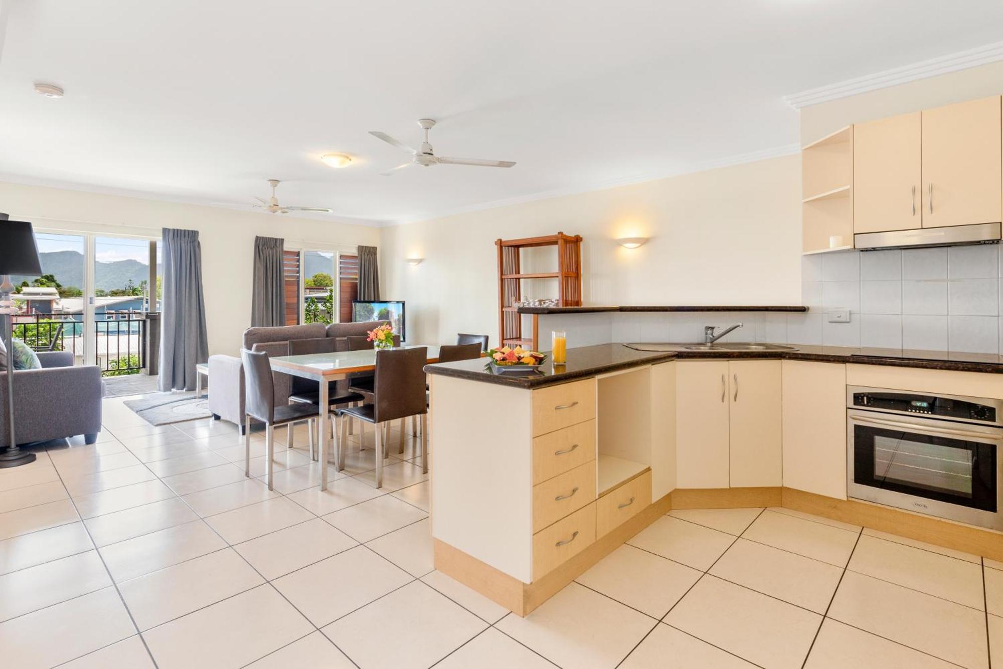 Bay Village Tropical Retreat & Apartments Cairns Eksteriør billede