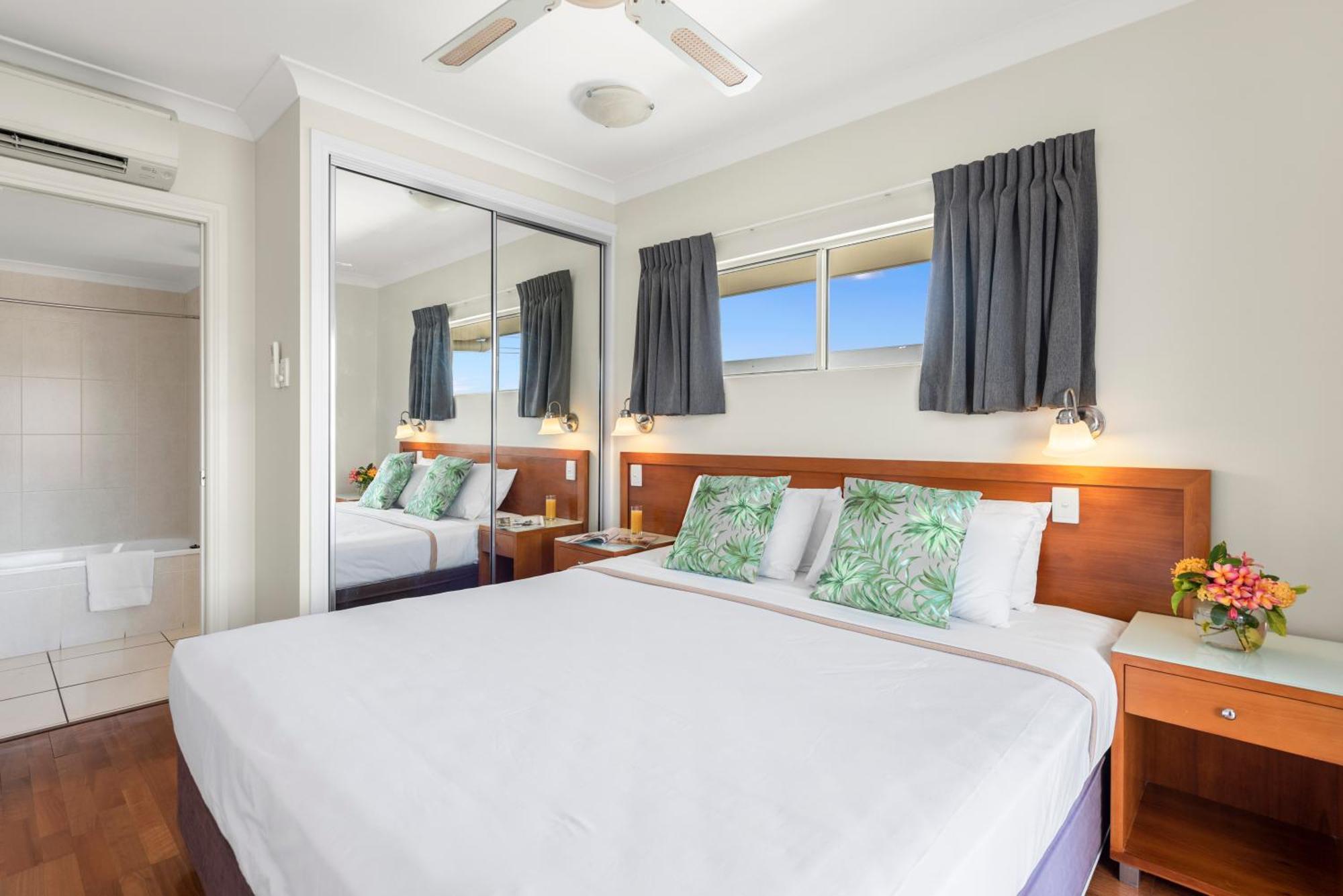 Bay Village Tropical Retreat & Apartments Cairns Eksteriør billede