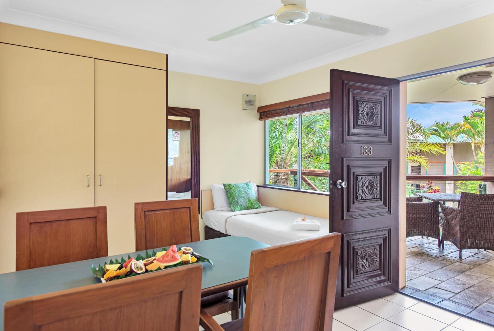 Bay Village Tropical Retreat & Apartments Cairns Eksteriør billede