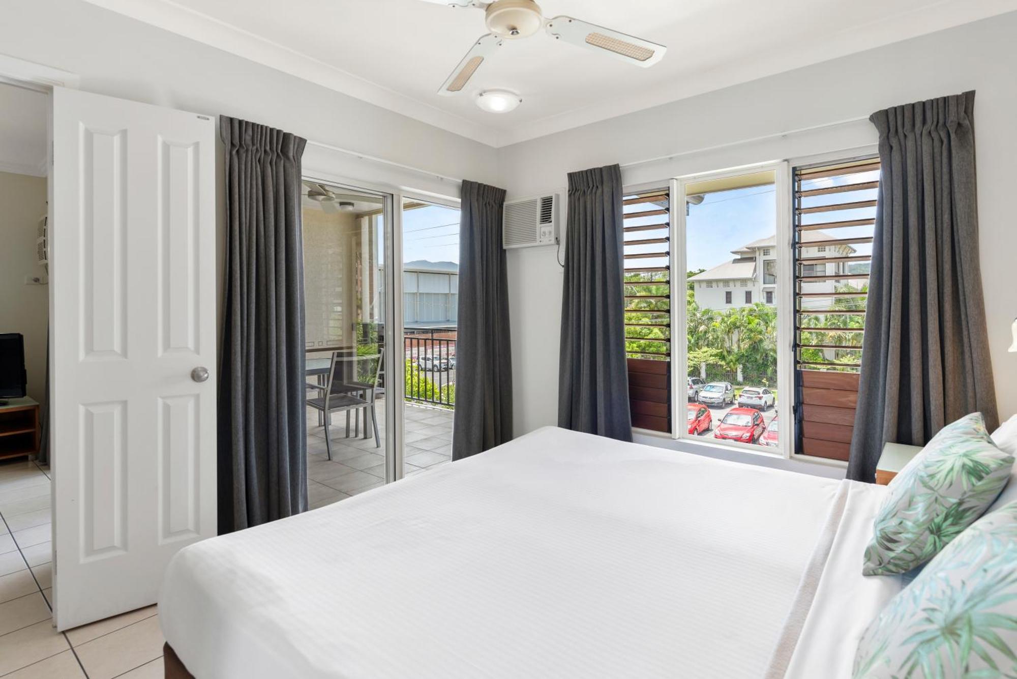 Bay Village Tropical Retreat & Apartments Cairns Eksteriør billede