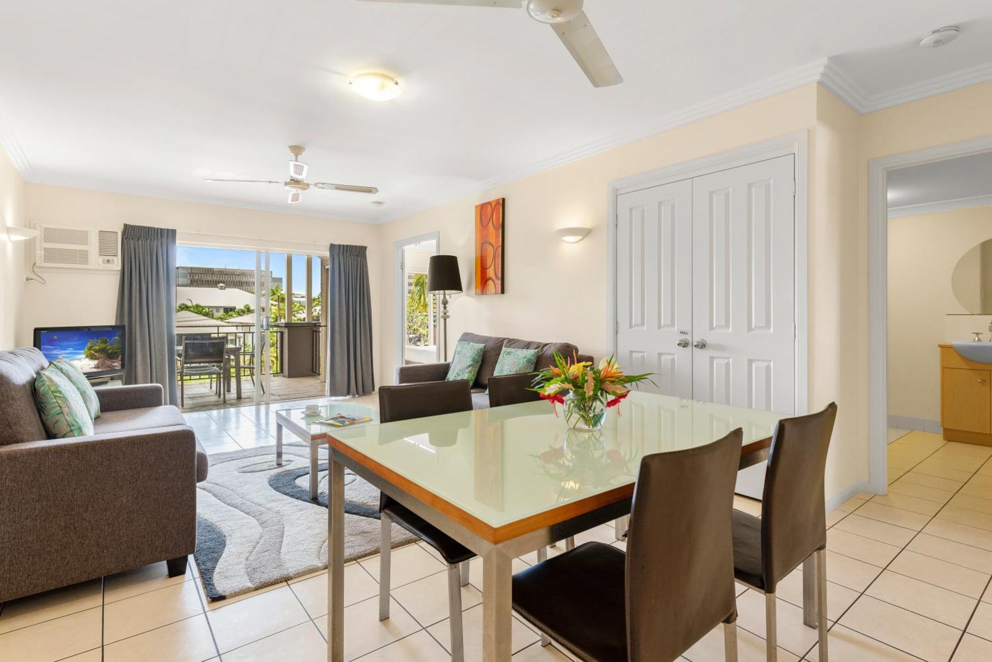 Bay Village Tropical Retreat & Apartments Cairns Eksteriør billede